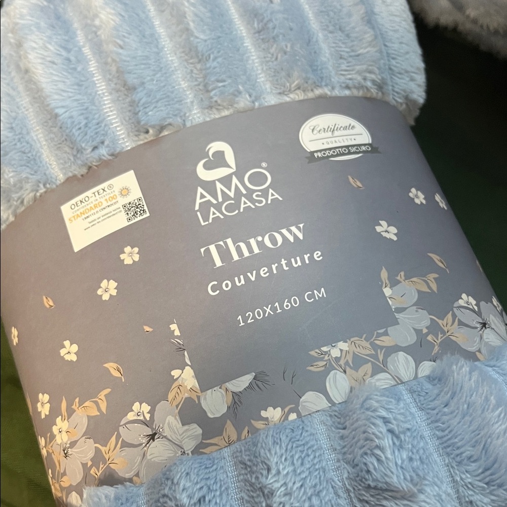 NWT Light Blue Throw and Cushion Set - Picture 4 of 10